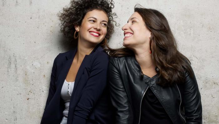 Pulsation, lyrisme et improvisation sont de mise dans Crazy Quilt, programme pour deux pianos concocté par le Duo Jatekok. Les pianistes classiques dépassent les frontières stylistiques en explorant depuis plusieurs années l’univers et l’esthétique jazz, depuis leur second disque, Les Boys, pour lequel elles ont travaillé avec le pianiste Baptiste Trotignon, et dans lequel elles ont enregistré ses 3 pièces pour 2 pianos ainsi que Points on jazz de Brubeck. Elles trouvent de l’inspiration à travers des artis