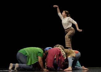 Une soirée composée de deux spectacles créés de manière participative avec des adolescents du territoire limousin.  Des Métamorphoses émerge une aventure chorégraphique dont la Terre est le fil conducteur. À travers les éléments air, terre, eau, et feu, les danseurs se métamorphosent, incarnant la fragilité de notre écosystème et la nécessité de préserver notre planète. Chacun devient le messager d’une histoire écologique, dévoilant les complexités auxquels les adolescents font face en tant que citoyens du 