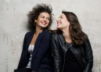 Pulsation, lyrisme et improvisation sont de mise dans Crazy Quilt, programme pour deux pianos concocté par le Duo Jatekok. Les pianistes classiques dépassent les frontières stylistiques en explorant depuis plusieurs années l’univers et l’esthétique jazz, depuis leur second disque, Les Boys, pour lequel elles ont travaillé avec le pianiste Baptiste Trotignon, et dans lequel elles ont enregistré ses 3 pièces pour 2 pianos ainsi que Points on jazz de Brubeck. Elles trouvent de l’inspiration à travers des artis