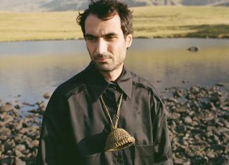 Tigran Hamasyan, piano et compositions | Nn – guitare | Marc Karapetian, basse | Nn, batterie  Virtuose du piano doté d’un groove puissant, Tigran Hamasyan est considéré comme l’un des pianistes et compositeurs jazz-rock les plus remarquables de sa génération. Il fusionne l’improvisation jazz et le rock progressif avec la musique folklorique de son Arménie natale. Souvent comparé à Keith Jarrett pour ses performances habitées, il atteint sur scène de hauts degrés d’intensité.  Après son album-concept The Bi